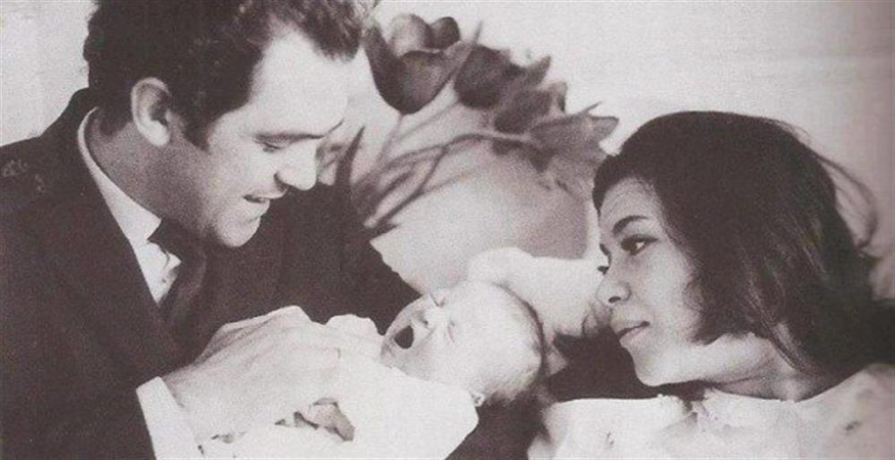 Τζένη Καρέζη - Κώστας Καζάκος: Ο κεραυνοβόλος έρωτας, η παρτίδα στο τάβλι που κράτησε 26 χρόνια και ο γάμος με τον Ζάχο Χατζηφωτίου