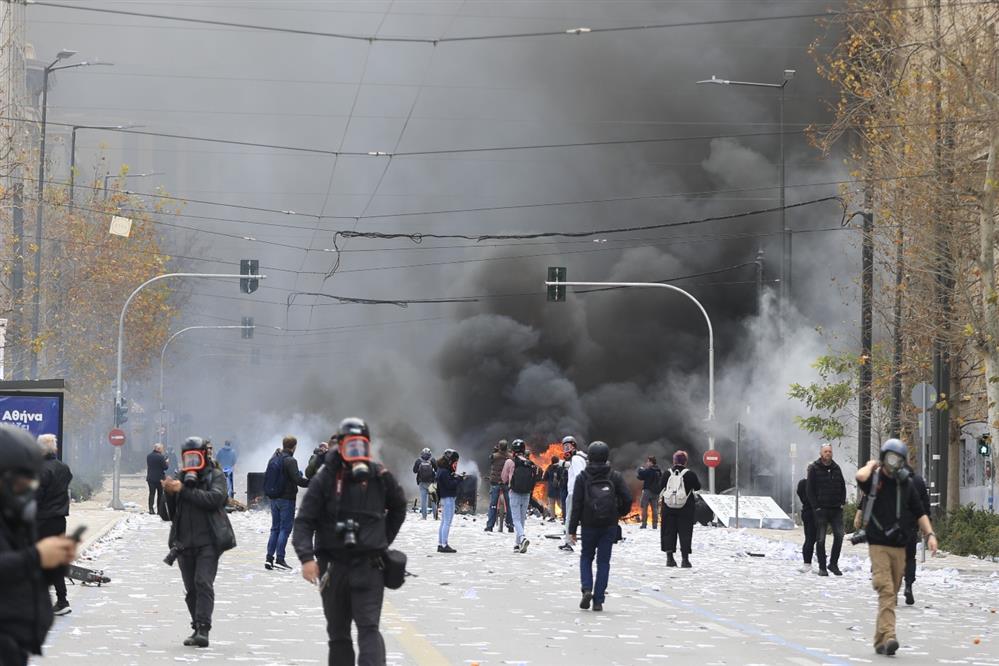 Σύνταγμα - Επεισόδια - Τέμπη - Πορεία Σύνταγμα - Επεισόδια - Τέμπη - Πορεία