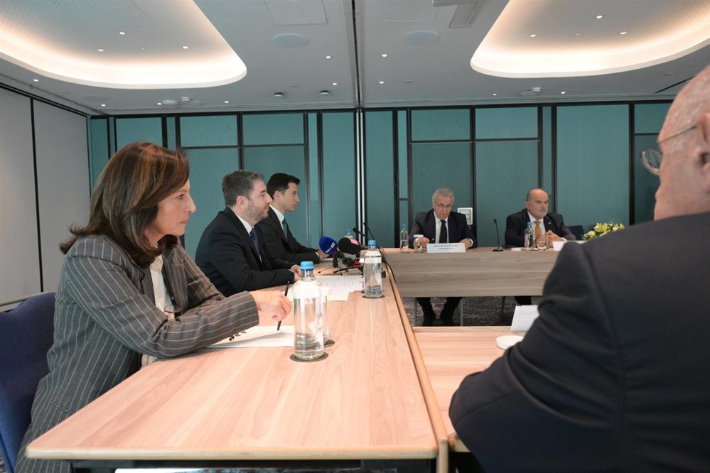 Νίκος Ανδρουλάκης - Κοινωνικοί Έταιροι Νίκος Ανδρουλάκης - Κοινωνικοί Έταιροι