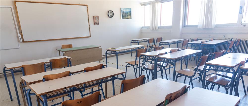 Σχολεία: αίθουσες, προαύλια με παιδιά, παράδοση μαθήματος από εκπαιδευτικούς Σχολεία: αίθουσες, προαύλια με παιδιά, παράδοση μαθήματος από εκπαιδευτικούς