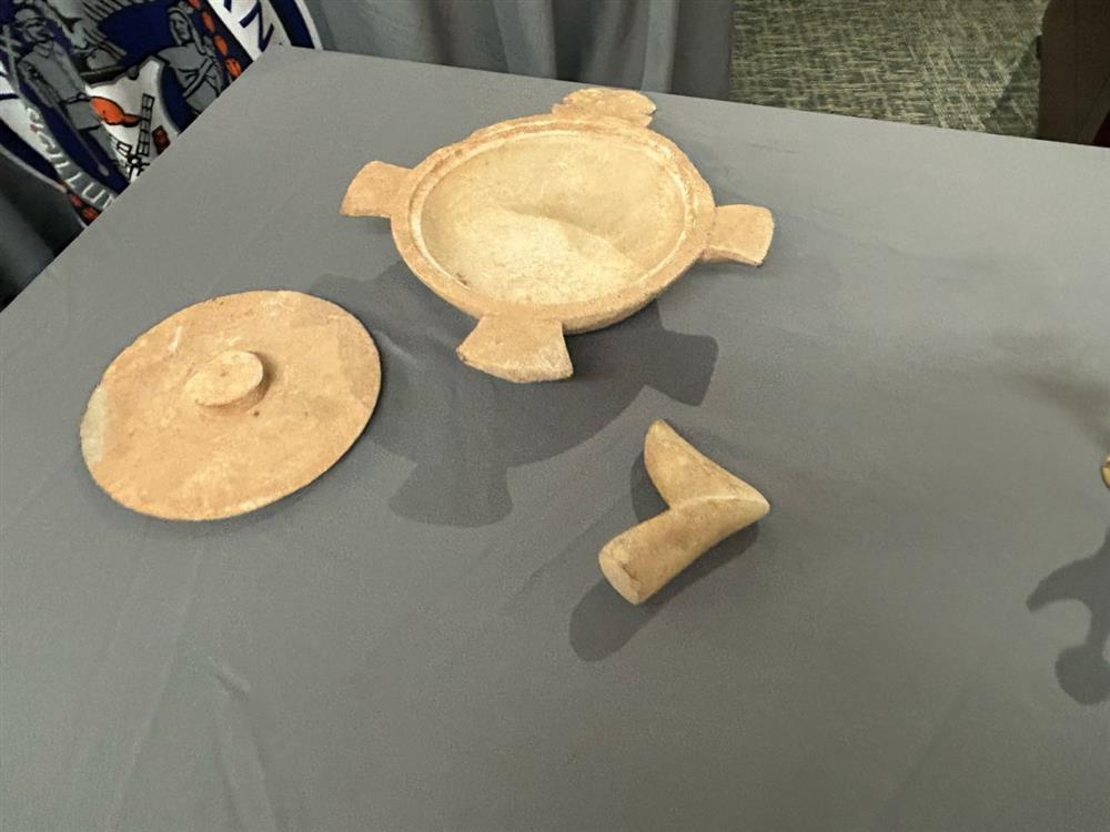 Λίνα Μενδώνη - αρχαία αντικείμενα Λίνα Μενδώνη - αρχαία αντικείμενα