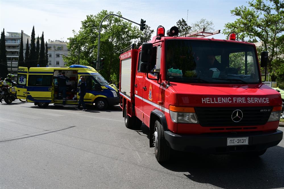 Αθήνα - ασθενοφόρο - κολώνα - τροχαίο Αθήνα - ασθενοφόρο - κολώνα - τροχαίο