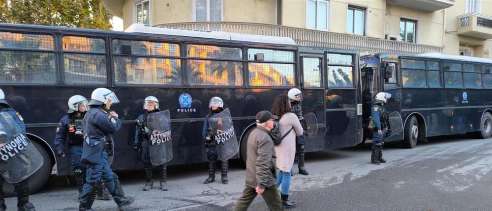 Πολυτεχνείο - αιματοβαμμένη σημαία Πολυτεχνείο - αιματοβαμμένη σημαία