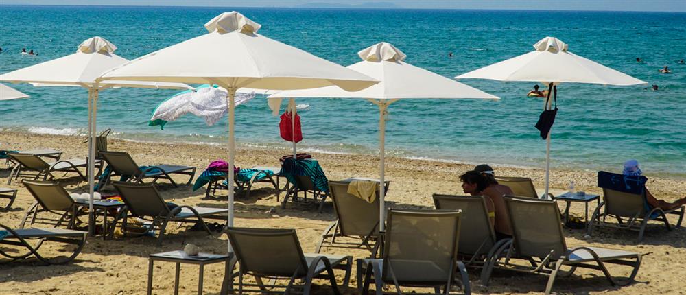 Παραλίες, λουόμενοι, κόσμος σε ξαπλώστρες Παραλίες, λουόμενοι, κόσμος σε ξαπλώστρες