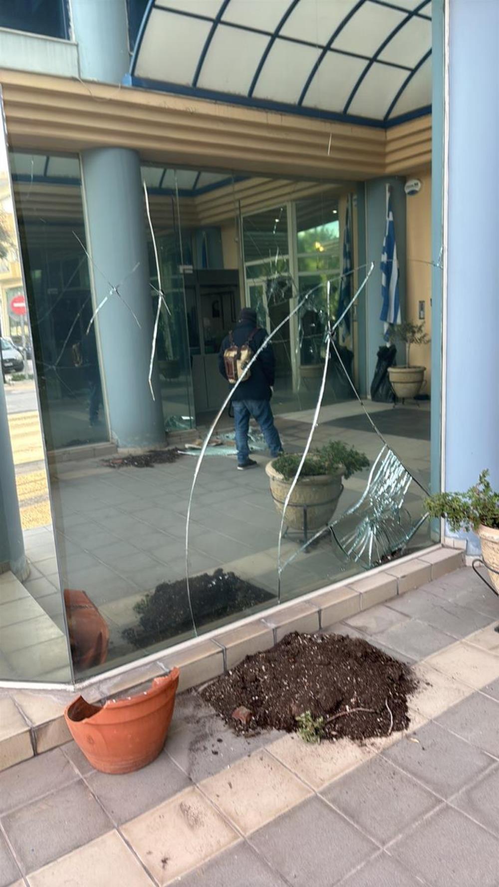 Βανδαλισμοί - Διοικητήριο Περιφέρειας Βανδαλισμοί - Διοικητήριο Περιφέρειας