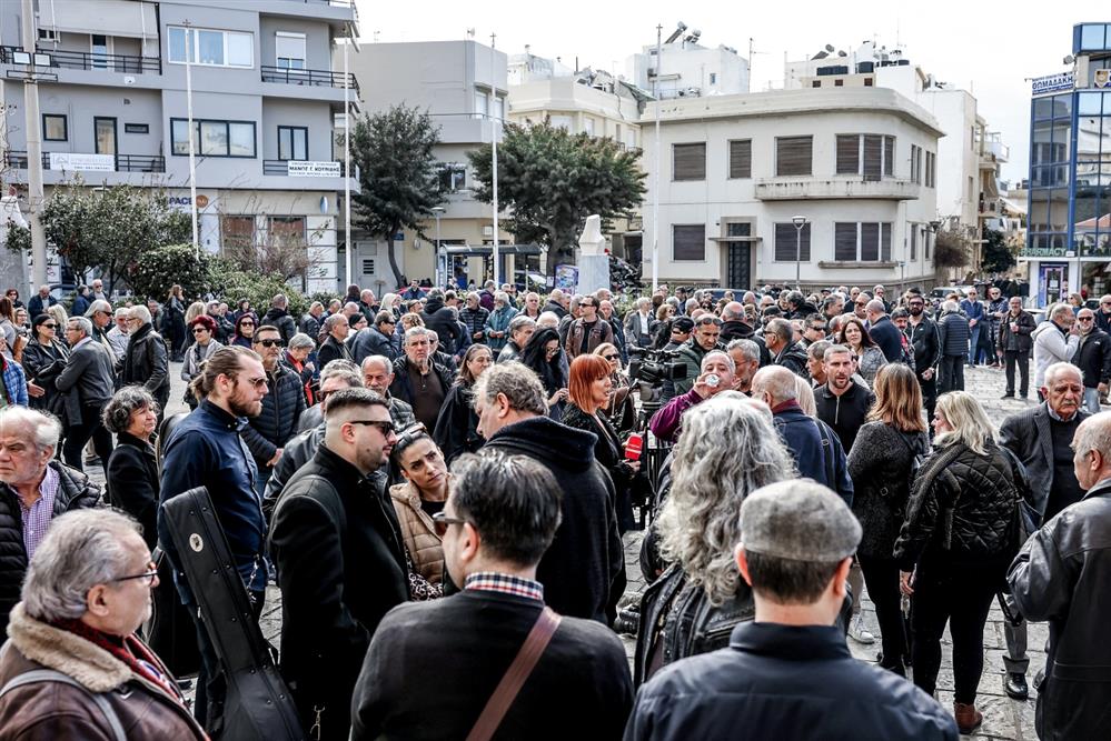Μανώλης - Λιδάκης - Κηδεία - κόσμος - συγγενείς Μανώλης - Λιδάκης - Κηδεία - κόσμος - συγγενείς