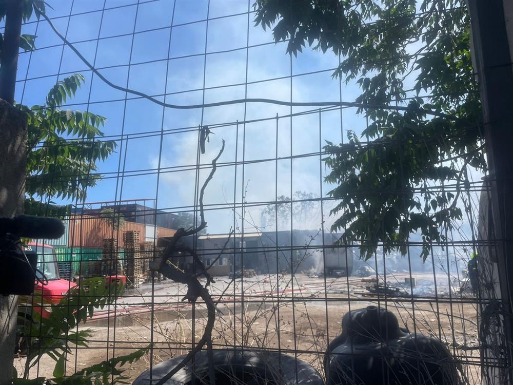 Φωτιά Αιγάλεω - αποθήκη Φωτιά Αιγάλεω - αποθήκη