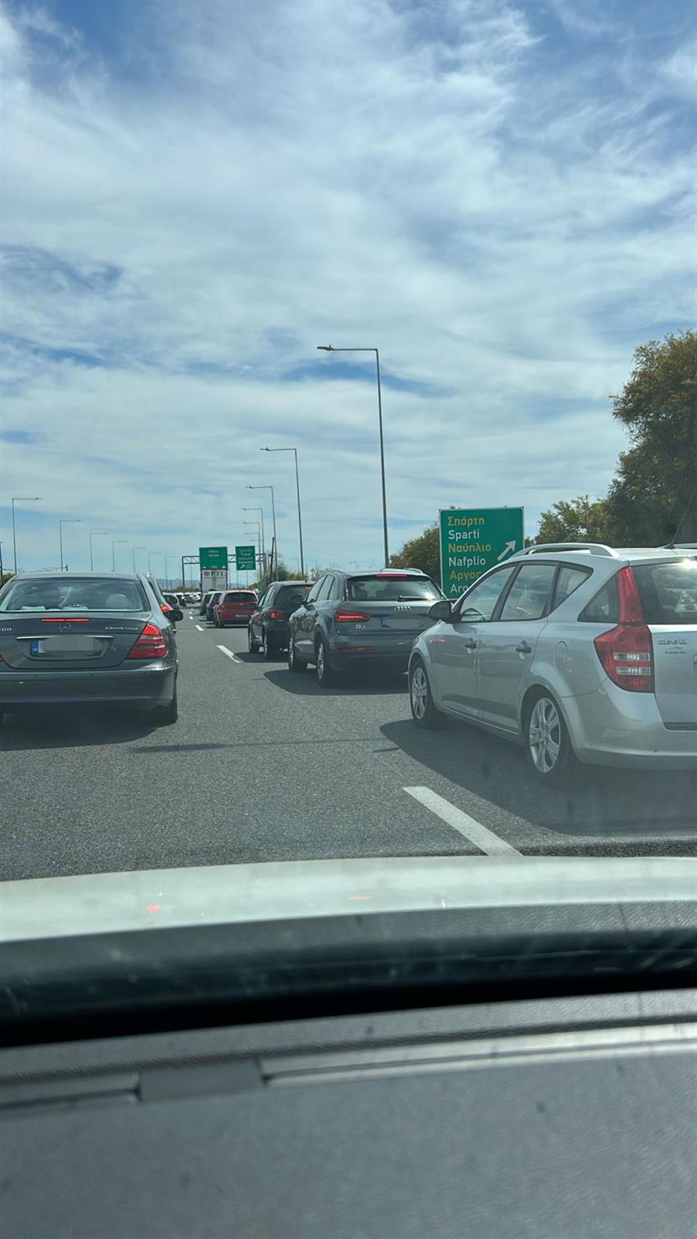 Κίνηση - Επιστροφή εκδρομέων - Εθνική Οδός - Κόρινθος Κίνηση - Επιστροφή εκδρομέων - Εθνική Οδός - Κόρινθος