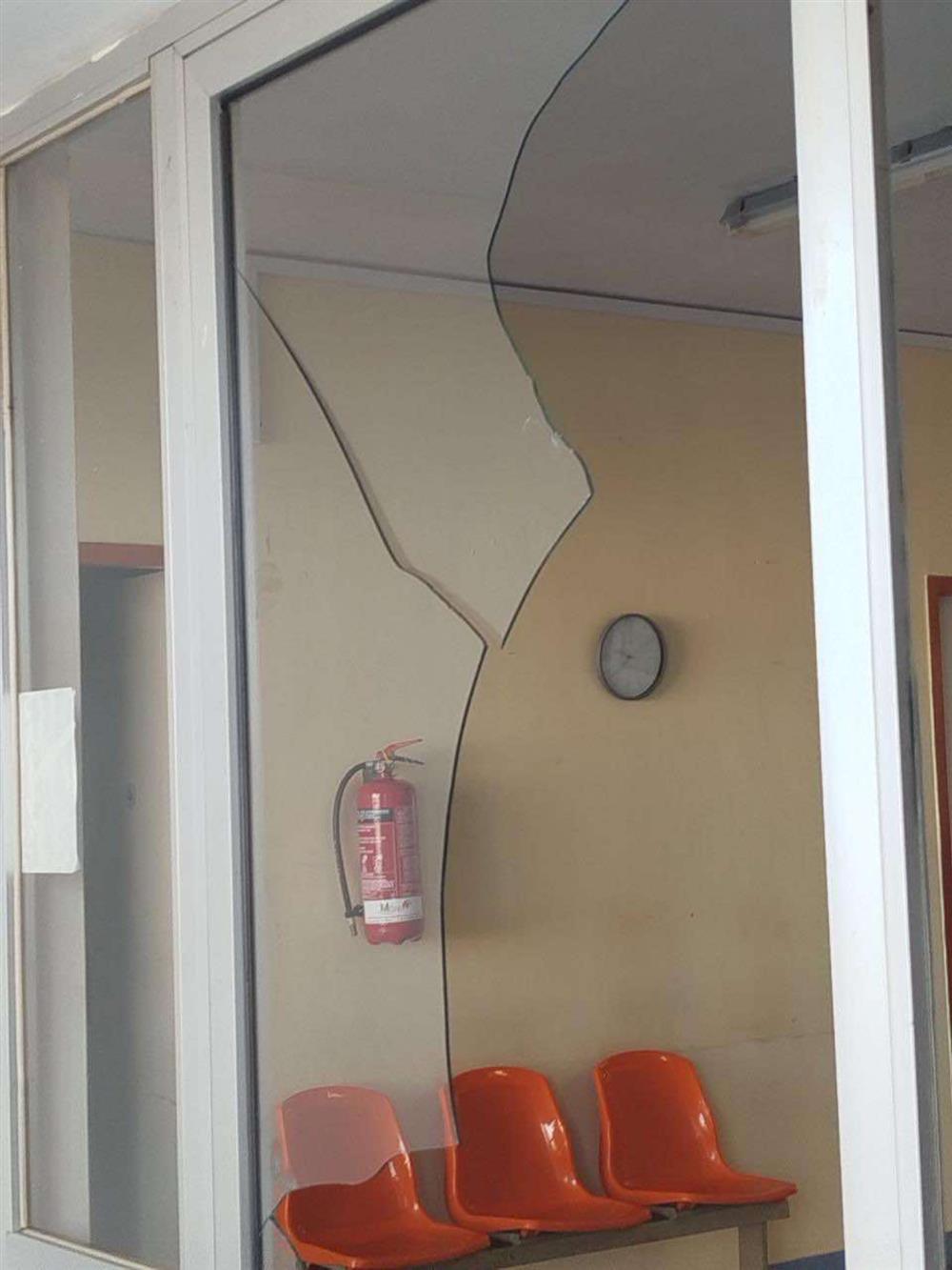 Κέντρο Υγείας Αιτωλικού - σπασμένη τζαμαρία Κέντρο Υγείας Αιτωλικού - σπασμένη τζαμαρία