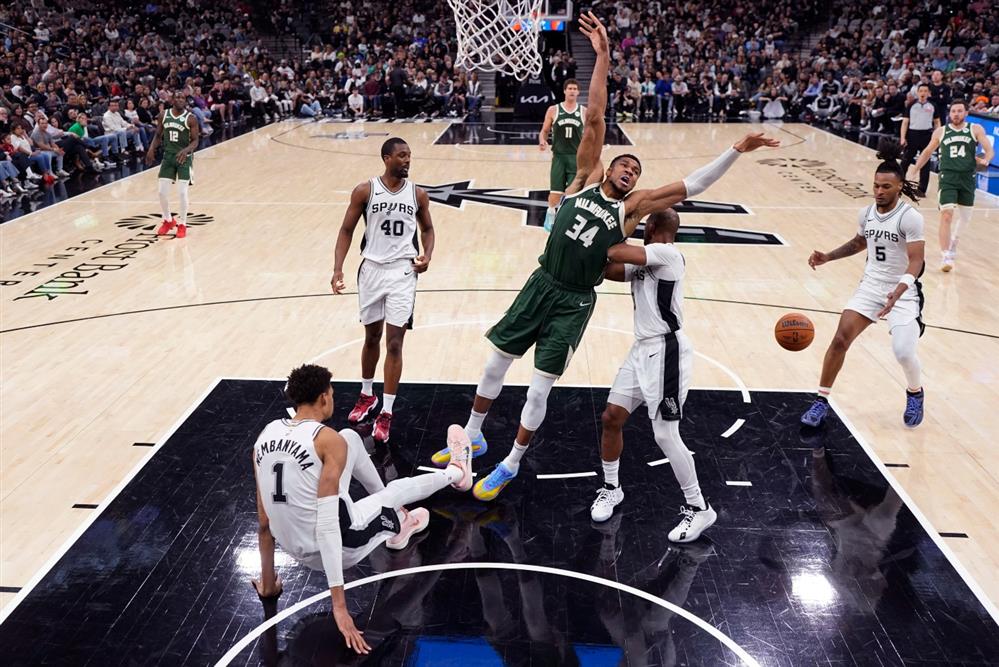 Αντετοκούνμπο - Μπακς - Σπερς Αντετοκούνμπο - Μπακς - Σπερς