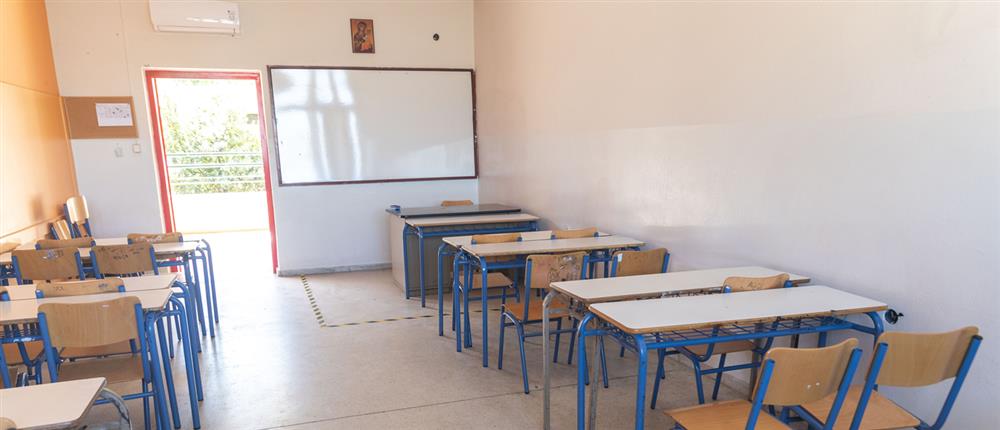 Σχολεία: αίθουσες, προαύλια με παιδιά, παράδοση μαθήματος από εκπαιδευτικούς Σχολεία: αίθουσες, προαύλια με παιδιά, παράδοση μαθήματος από εκπαιδευτικούς