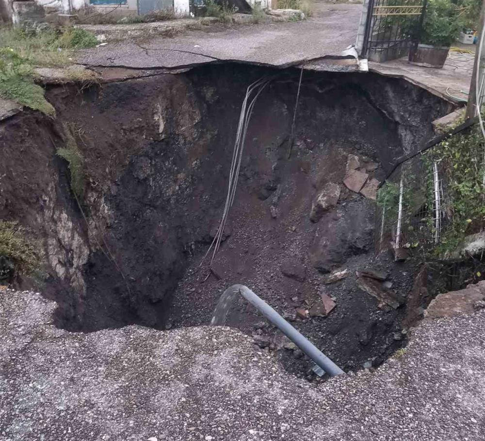 Αιτωλοακαρνανια - καθιζηση - κρατηρας Αιτωλοακαρνανια - καθιζηση - κρατηρας