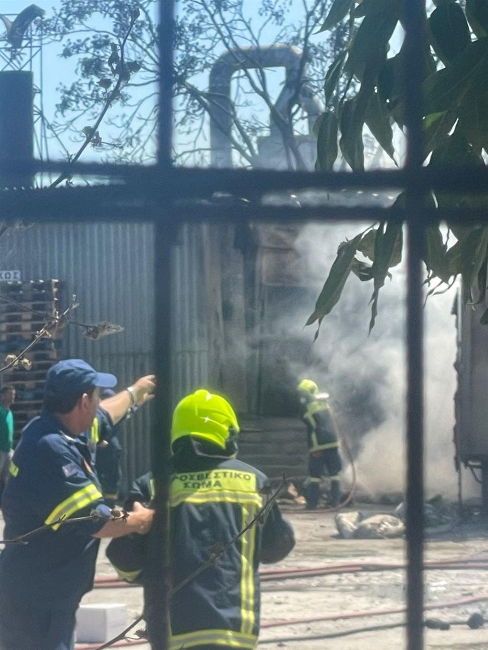 Φωτιά Αιγάλεω - αποθήκη Φωτιά Αιγάλεω - αποθήκη