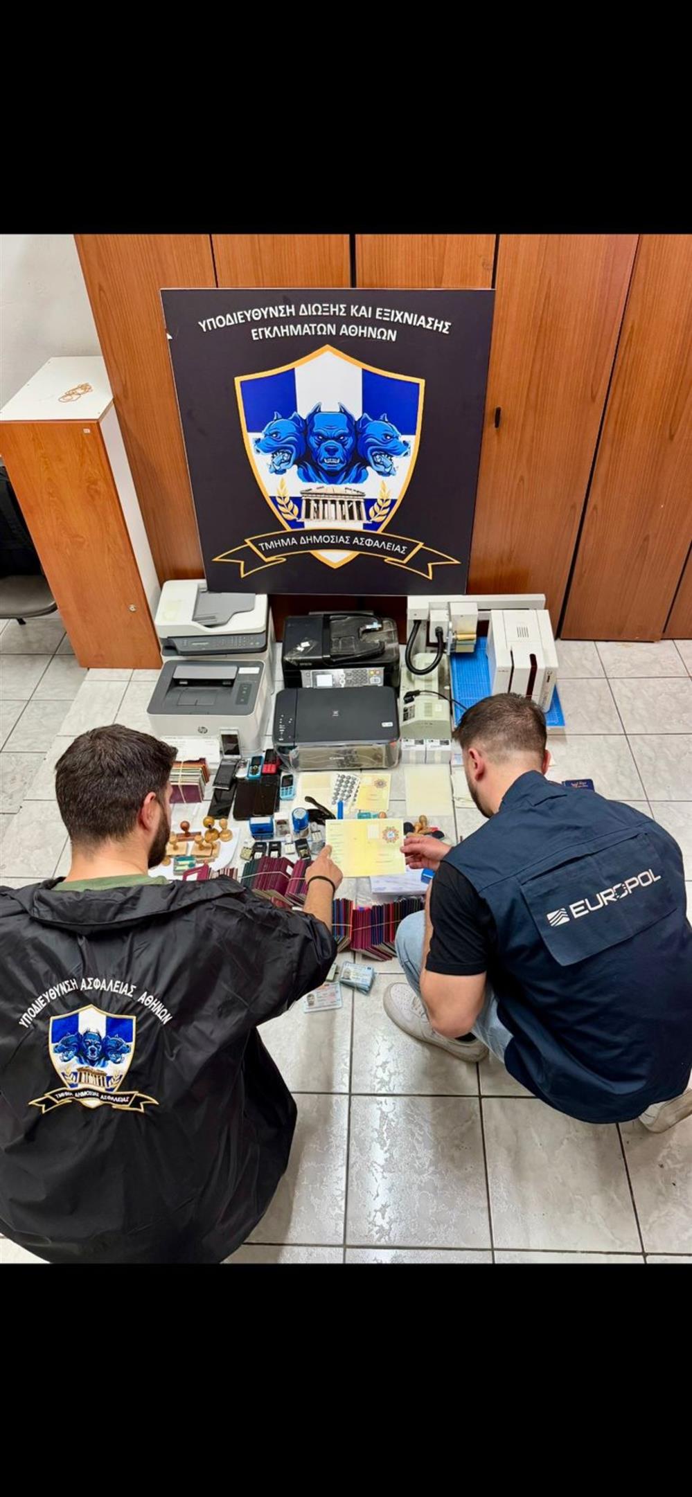 Κύκλωμα - Πλαστογραφία - Διακίνηση μεταναστών - ΕΛΑΣ Κύκλωμα - Πλαστογραφία - Διακίνηση μεταναστών - ΕΛΑΣ