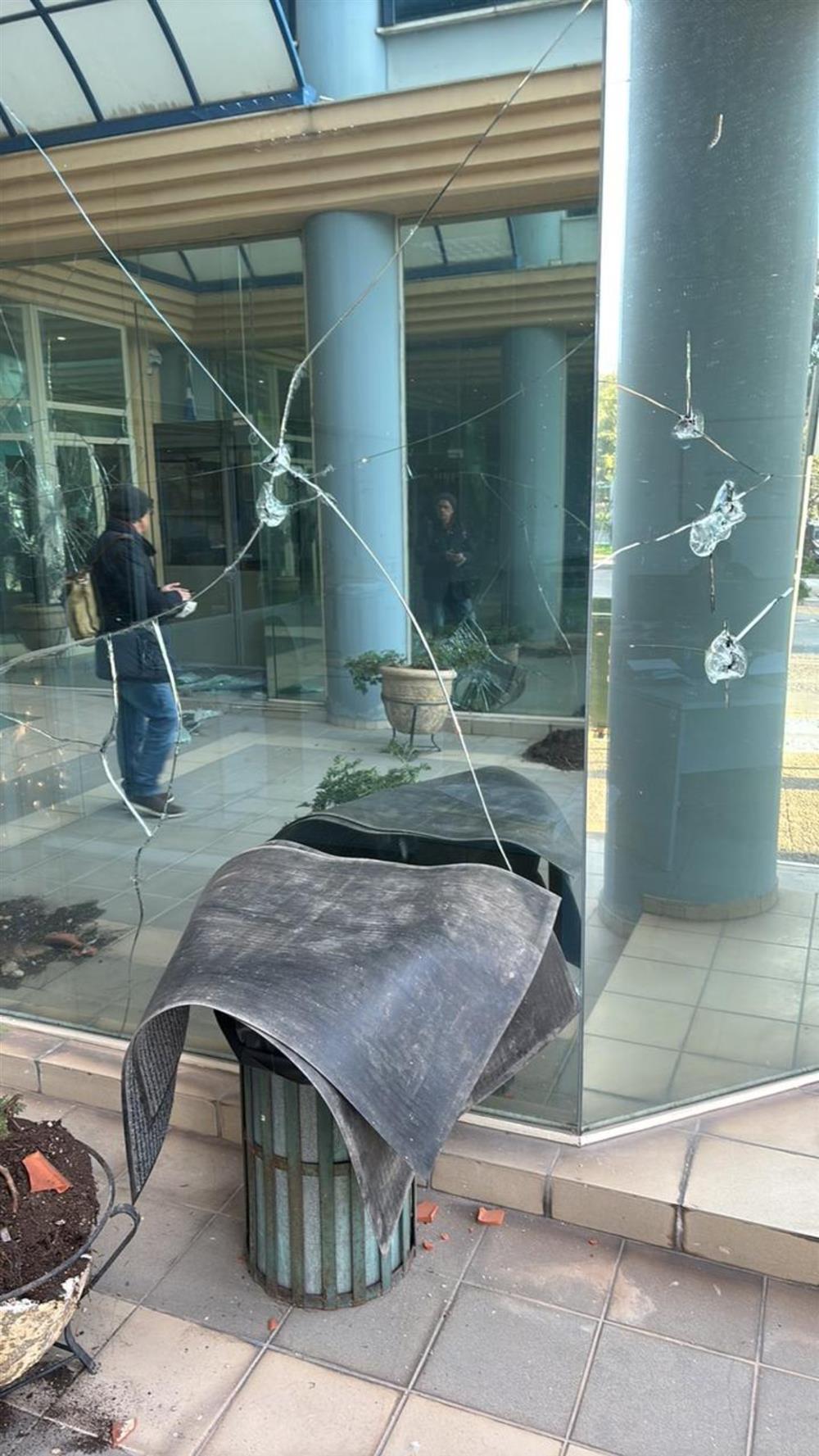 Βανδαλισμοί - Διοικητήριο Περιφέρειας Βανδαλισμοί - Διοικητήριο Περιφέρειας