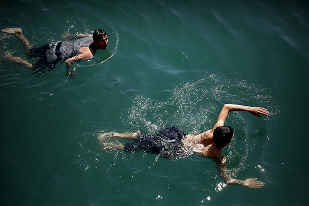 Πρόσφυγες - θάλασσα - λιμάνι - βουτιά - Πειραιάς - κολύμπι Πρόσφυγες - θάλασσα - λιμάνι - βουτιά - Πειραιάς - κολύμπι