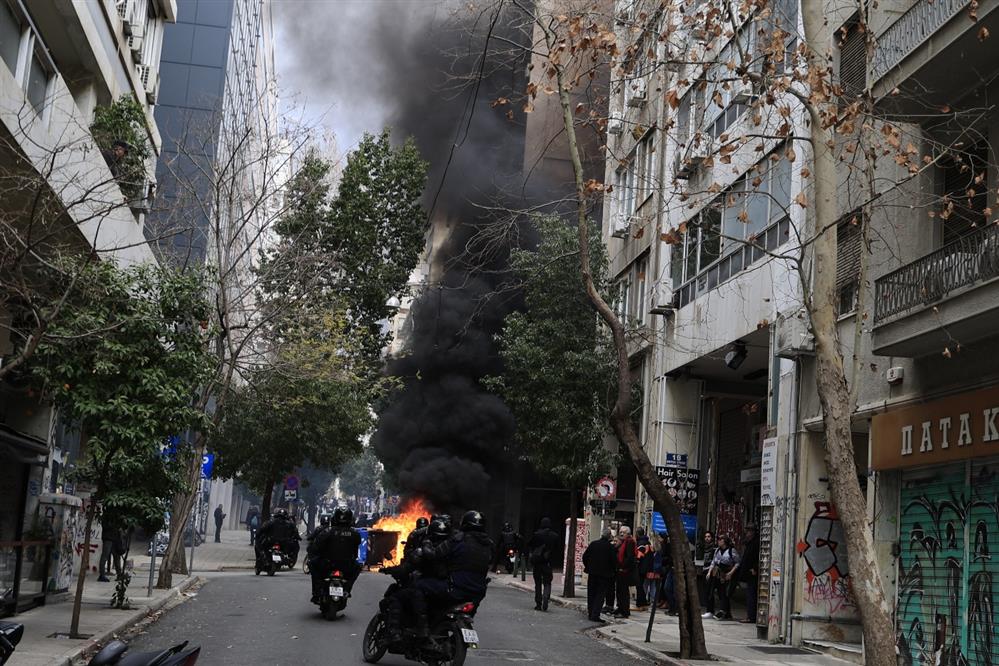 Σύνταγμα - Επεισόδια - Τέμπη - Πορεία Σύνταγμα - Επεισόδια - Τέμπη - Πορεία