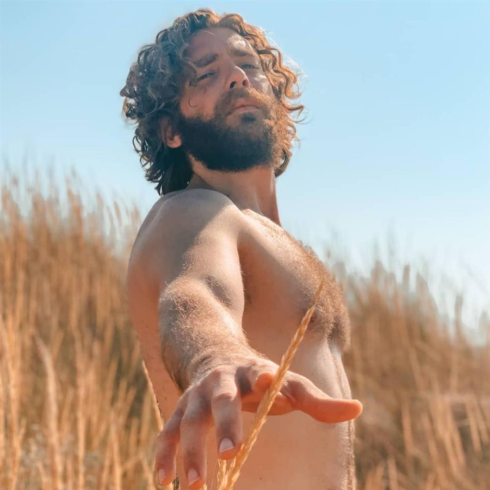 Ο Γιάννης Ποιμενίδης στο FTHIS: Η ταινία "Ο έρωτας γράφεται”, ο δίσκος που θα κυκλοφορήσει, η αποφάση να μετακομίσει εκτός Αθηνών & η συνεργασία με την Ελένη Φουρέιρα