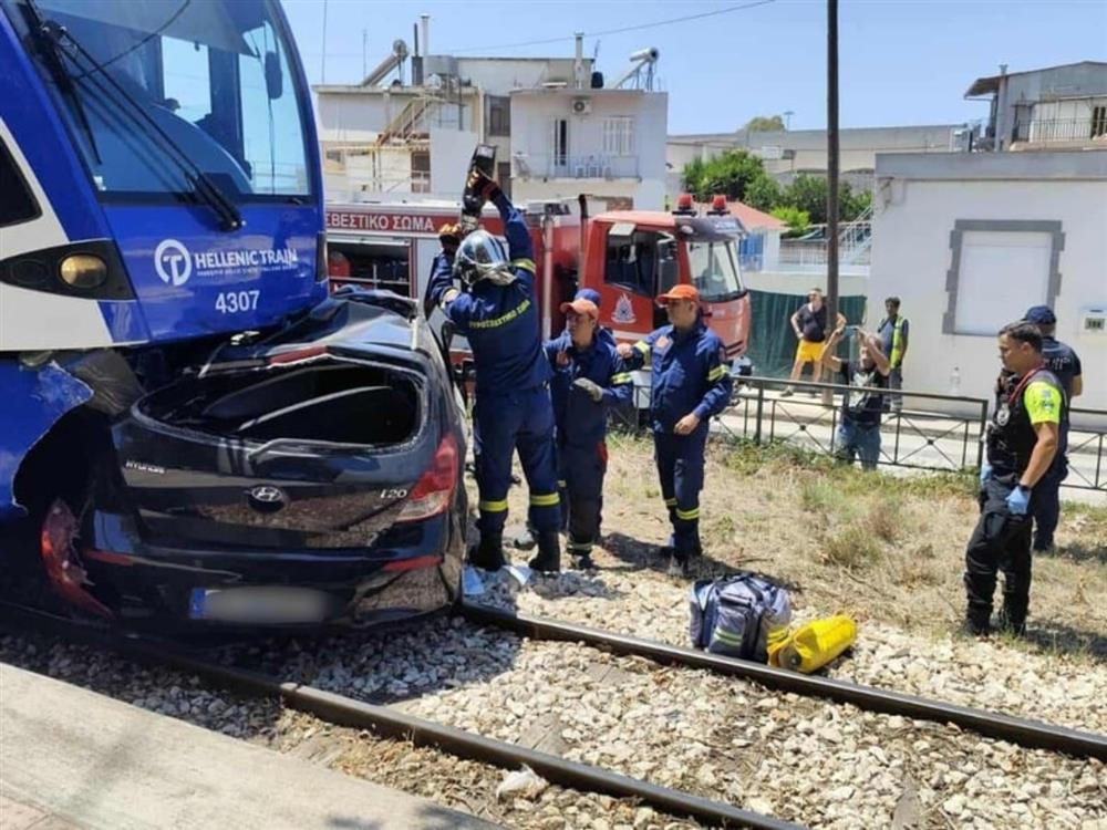 Τροχαίο - Πάτρα - Σύγκρουση τρένου με αυτοκίνητο Τροχαίο - Πάτρα - Σύγκρουση τρένου με αυτοκίνητο