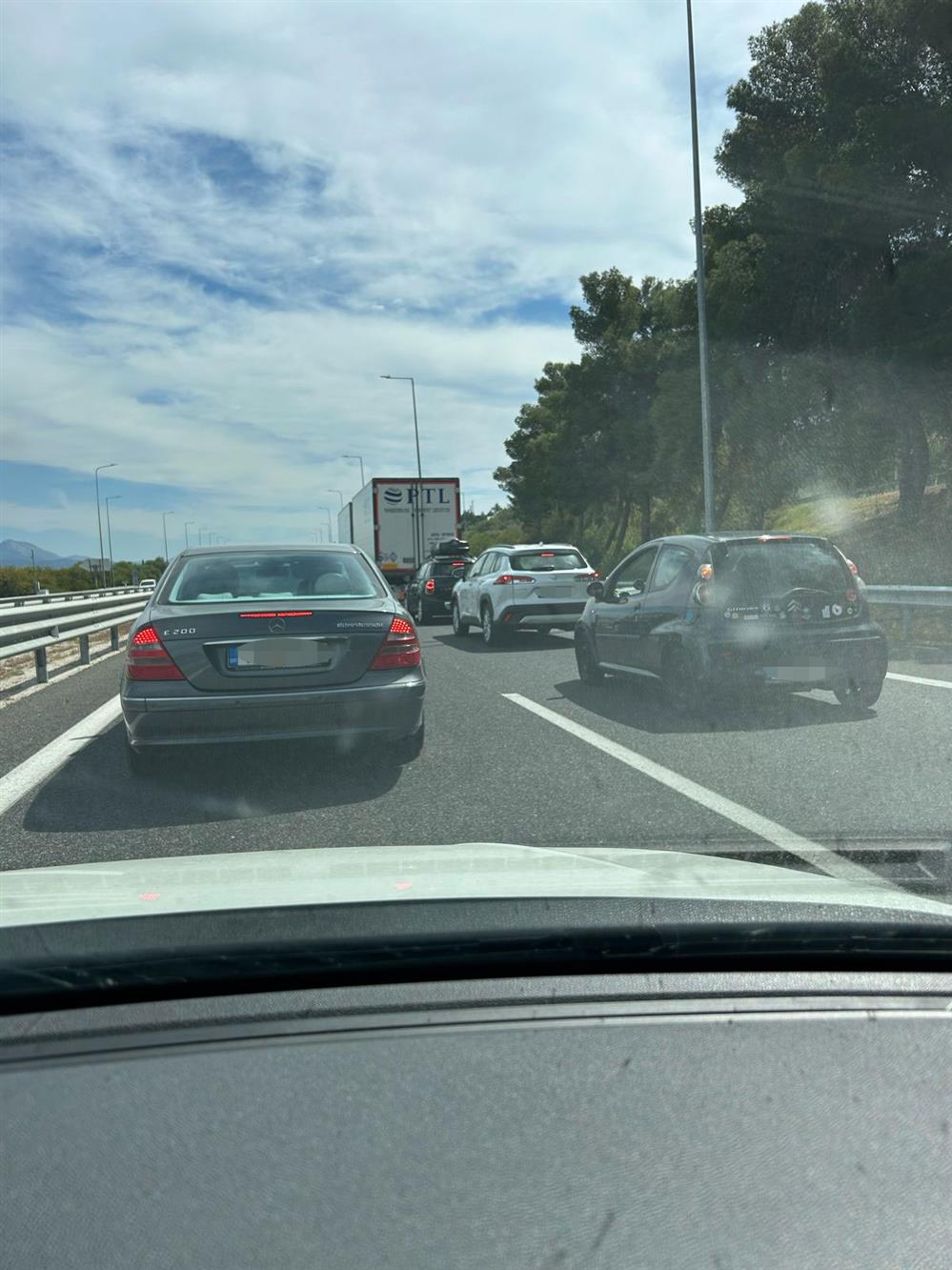 Κίνηση - Επιστροφή εκδρομέων - Εθνική Οδός - Κόρινθος Κίνηση - Επιστροφή εκδρομέων - Εθνική Οδός - Κόρινθος