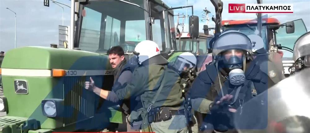 Αγρότες: Προσαγωγές και καπνογόνα στην παλιά Εθνική οδό Λάρισας - Βόλου Αγρότες: Προσαγωγές και καπνογόνα στην παλιά Εθνική οδό Λάρισας - Βόλου