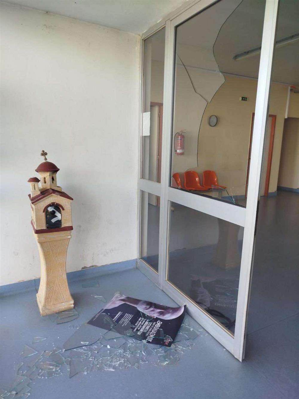 Κέντρο Υγείας Αιτωλικού - σπασμένη τζαμαρία Κέντρο Υγείας Αιτωλικού - σπασμένη τζαμαρία