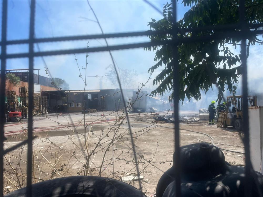 Φωτιά Αιγάλεω - αποθήκη Φωτιά Αιγάλεω - αποθήκη