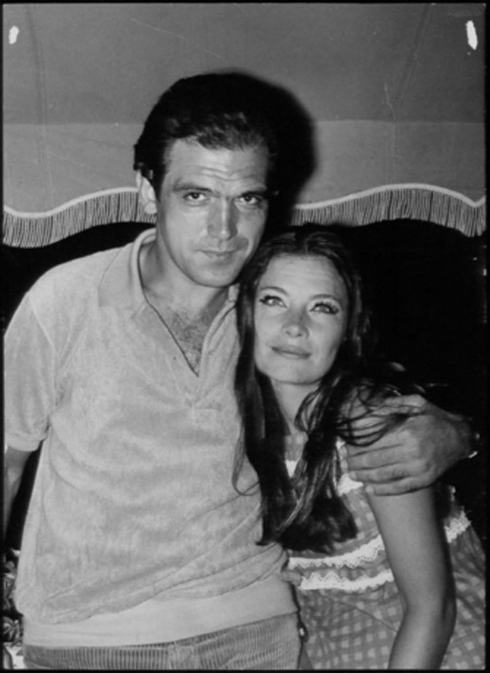 Τζένη Καρέζη - Κώστας Καζάκος: Ο κεραυνοβόλος έρωτας, η παρτίδα στο τάβλι που κράτησε 26 χρόνια και ο γάμος με τον Ζάχο Χατζηφωτίου