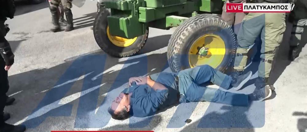 Αγρότες: Προσαγωγές και καπνογόνα στην παλιά Εθνική οδό Λάρισας - Βόλου Αγρότες: Προσαγωγές και καπνογόνα στην παλιά Εθνική οδό Λάρισας - Βόλου