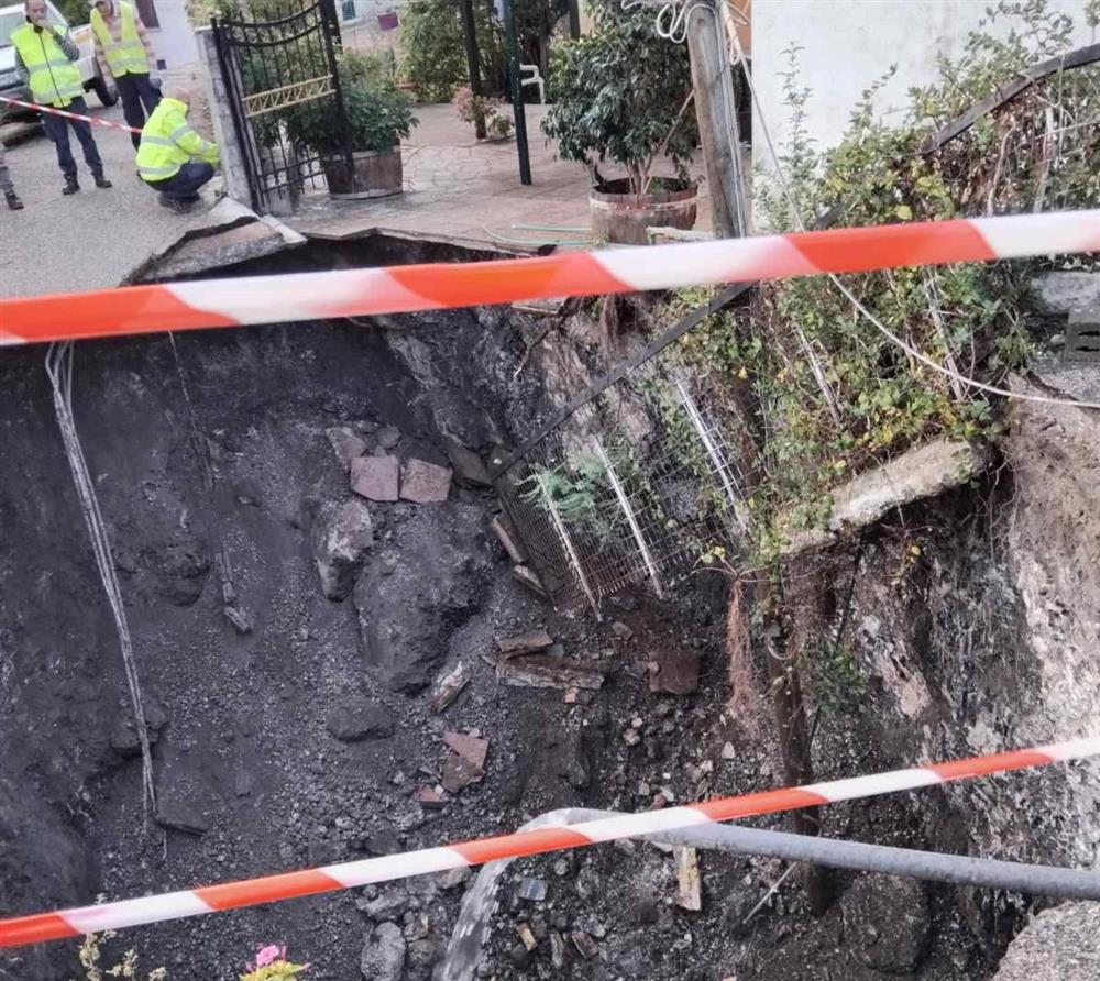 Αιτωλοακαρνανια - καθιζηση - κρατηρας Αιτωλοακαρνανια - καθιζηση - κρατηρας