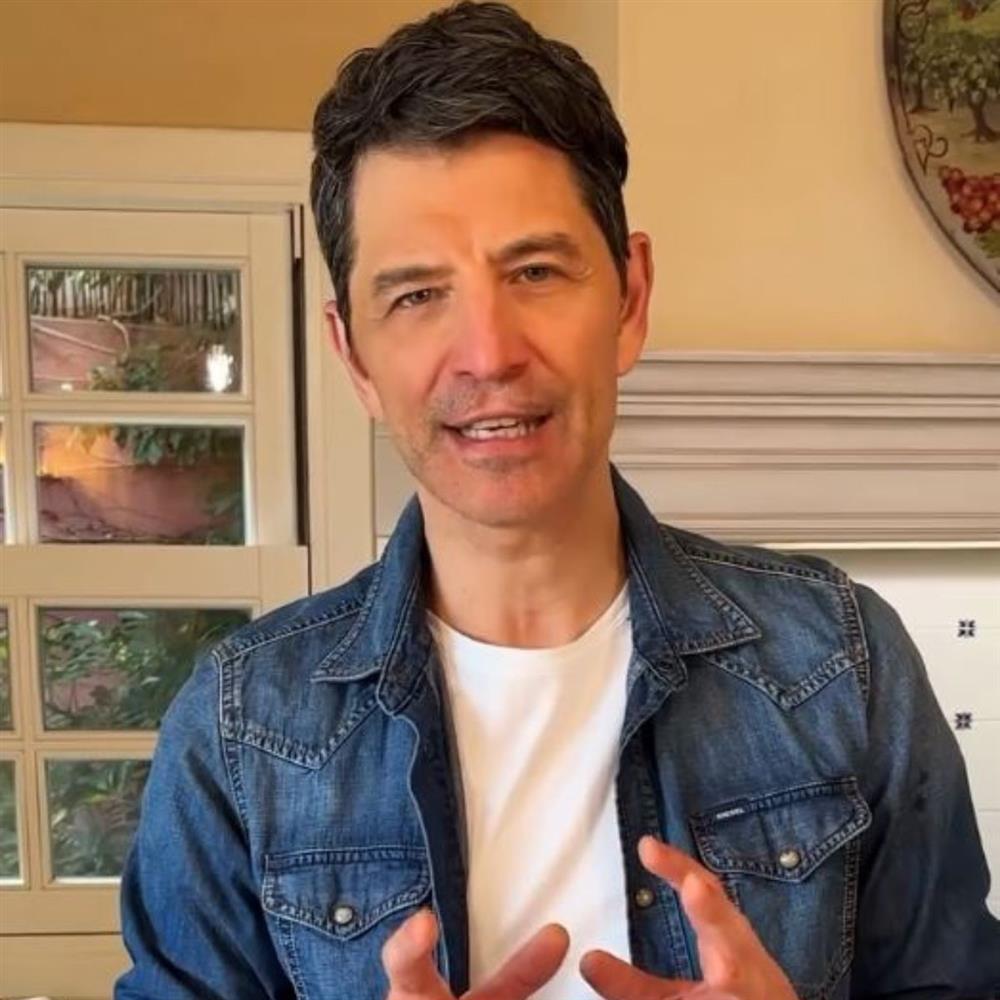 Μεγάλη Πέμπτη: Ο Σάκης Ρουβάς βάφει αυγά με φυσικό τρόπο λίγο πριν το Πάσχα (βίντεο)
