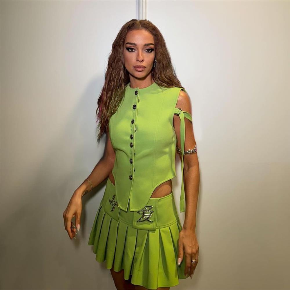 Ελένη Φουρέιρα: Δείτε τη να χορεύει πεντοζάλι στην Κρήτη μαζί με τον Παντελή Τουτουντζή (Βίντεο)