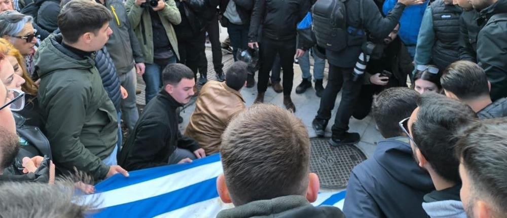 Πολυτεχνείο - αιματοβαμμένη σημαία Πολυτεχνείο - αιματοβαμμένη σημαία