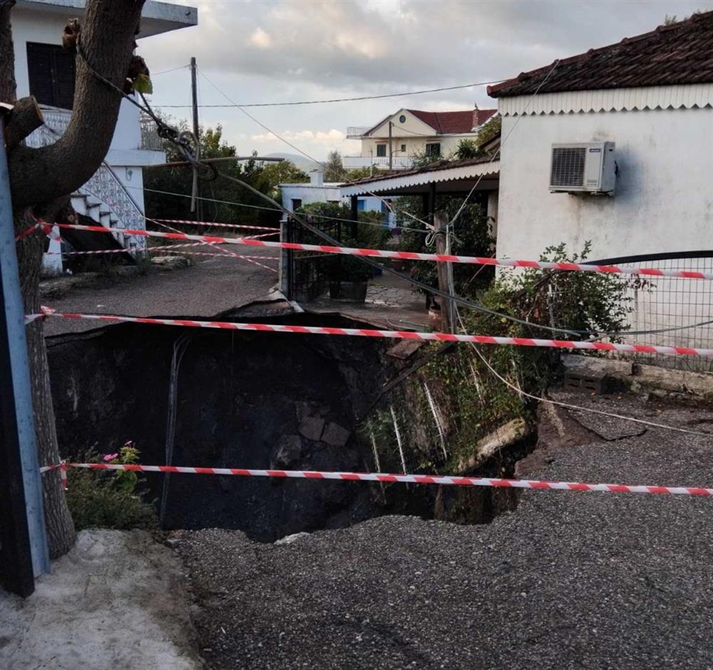 Αιτωλοακαρνανια - καθιζηση - κρατηρας Αιτωλοακαρνανια - καθιζηση - κρατηρας