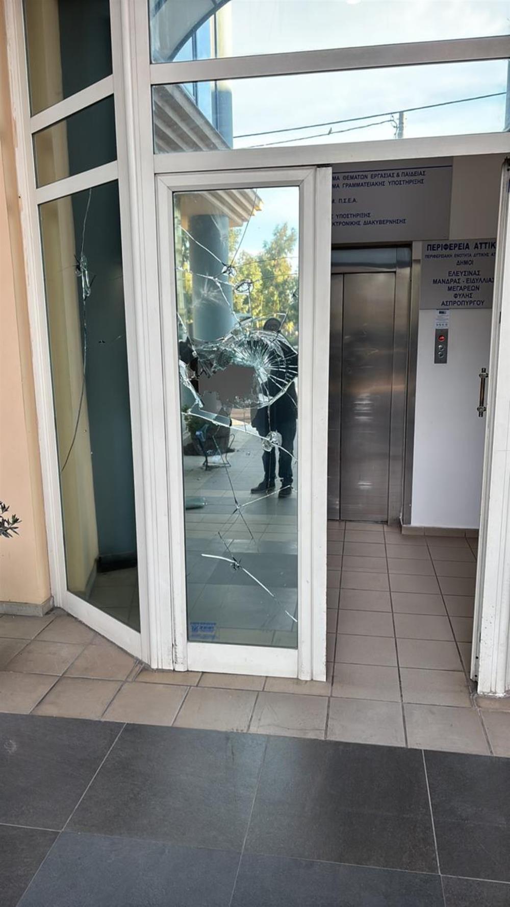 Βανδαλισμοί - Διοικητήριο Περιφέρειας Βανδαλισμοί - Διοικητήριο Περιφέρειας