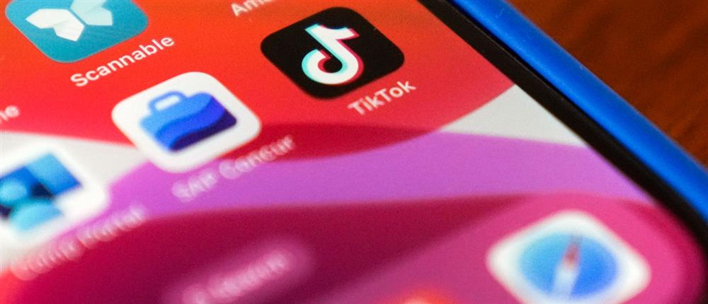 Social media - ΤikTok - κινητό τηλέφωνο Social media - ΤikTok - κινητό τηλέφωνο