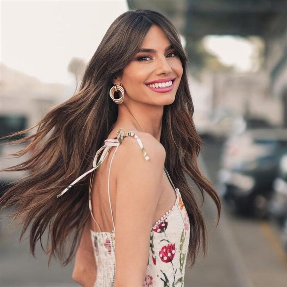 Ηλιάνα Παπαγεωργίου - Γιάννης Καραβασάνης: Χέρι χέρι στα σοκάκια της Μυκόνου! Το βίντεο από τη βόλτα τους στο νησί