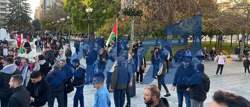 Συγκέντρωση και πανηγυρισμοί Σύρων στο κέντρο της Αθήνας Συγκέντρωση και πανηγυρισμοί Σύρων στο κέντρο της Αθήνας