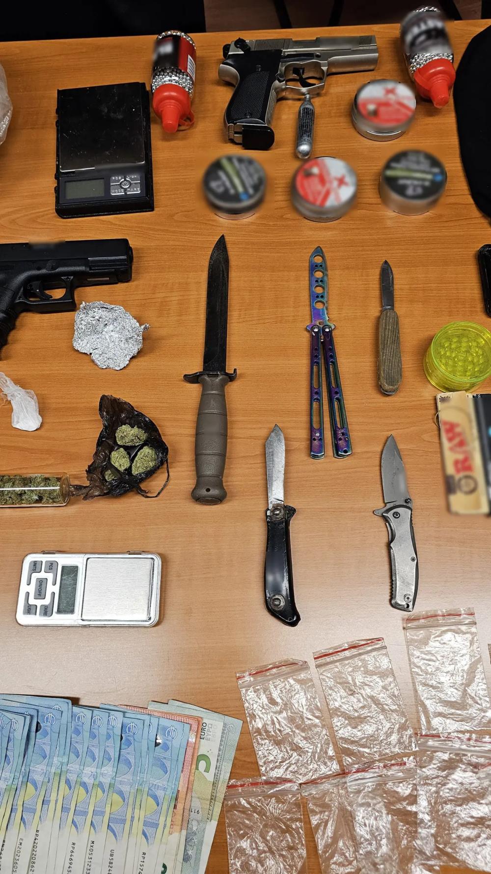 ΕΛΑΣ - Συμμορία ανηλίκων - Ναρκωτικά ΕΛΑΣ - Συμμορία ανηλίκων - Ναρκωτικά