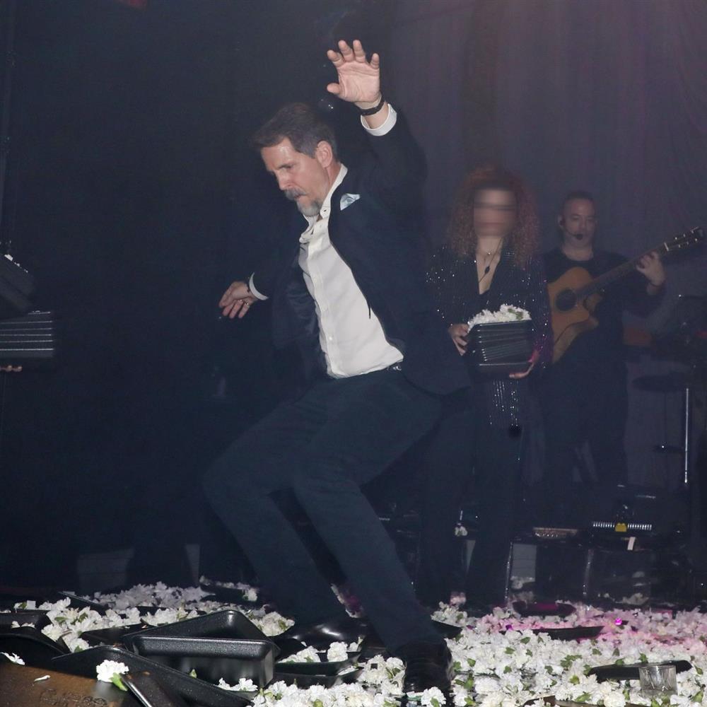 Παύλος Ντε Γκρες: Η βραδινή έξοδος και το ζεϊμπέκικο στην πίστα