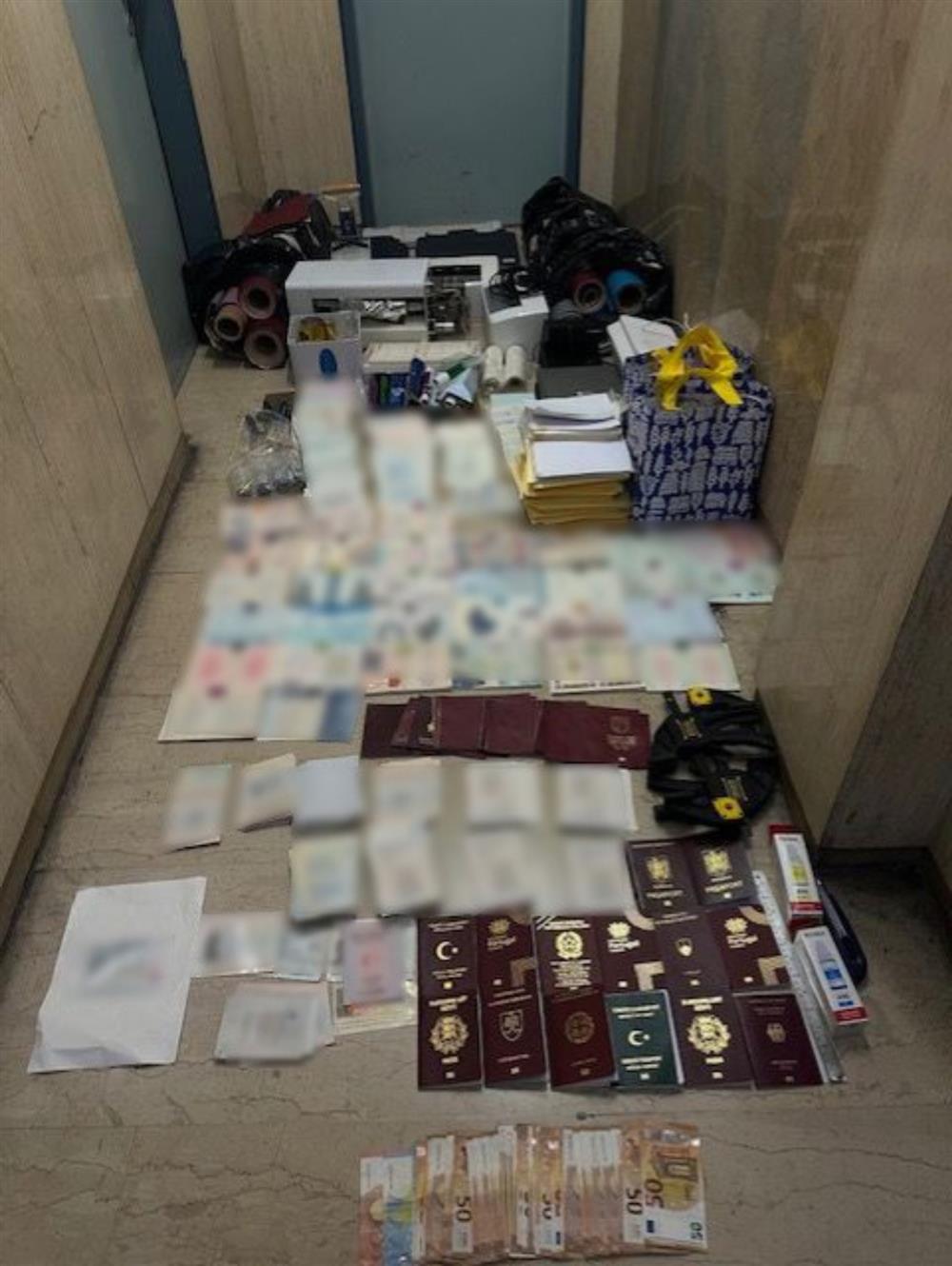 Κύκλωμα - Πλαστογραφία - Διακίνηση μεταναστών - ΕΛΑΣ Κύκλωμα - Πλαστογραφία - Διακίνηση μεταναστών - ΕΛΑΣ