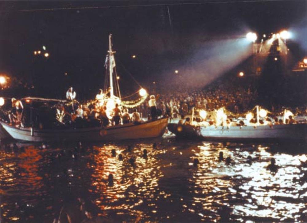 Πάρτυ στη Βουλιαγμένη Πάρτυ στη Βουλιαγμένη