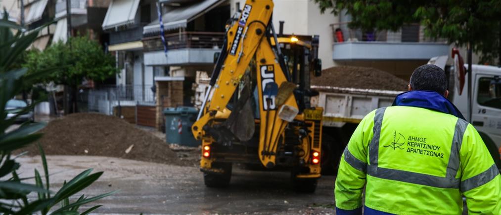 Κακοκαιρία Byron: Απομάκρυνση των φερτών υλικών στους πλημμυρισμένους δρόμους από τα συνεργεία της Περιφέρειας Αττικής