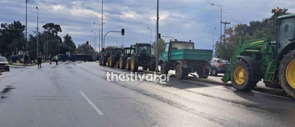 Αγρότες- Μπλόκα: Οι αγρότες έφτασαν στα "Πράσινα Φανάρια" - Προσπάθειες της ΕΛ.ΑΣ για να μην αποκλειστεί το αεροδρόμιο "Μακεδονία"