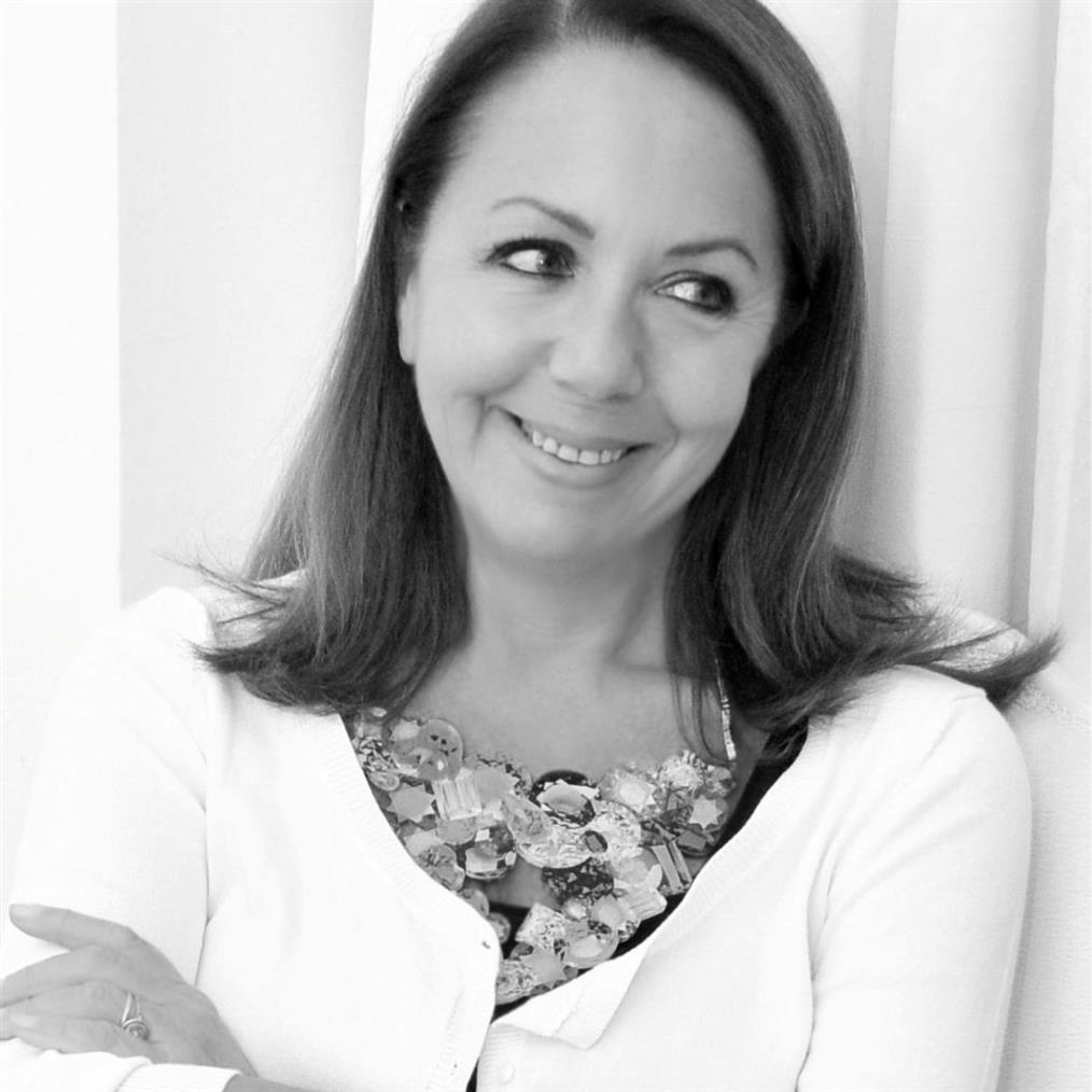 AXDW: Η Δάφνη Βαλέντε παρουσιάζει τη νέα της συλλογή με φόντο τα 40 χρόνια δημιουργίας