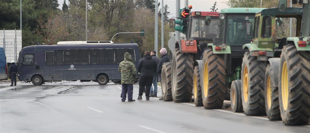 Θεσσαλονίκη - Μπλόκα αγροτών: Ασθενοφόρο δεν μπόρεσε να περάσει λόγω του φραγμού από τις κλούβες των ΜΑΤ