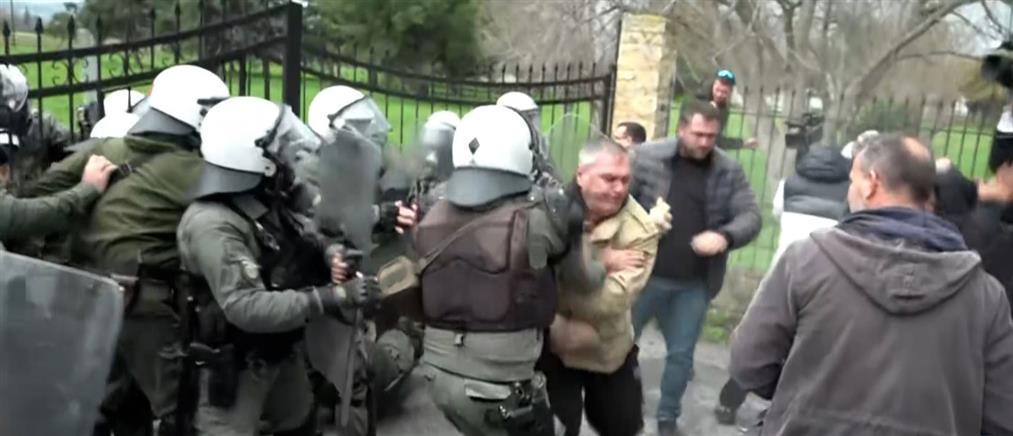 Άγρια σύγκρουση αγροτών με ΜΑΤ – "Έπεσαν" χημικά, τραυματίας ένας αστυνομικός