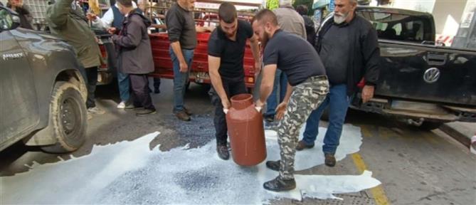 Χανιά: Αγροτοκτηνοτρόφοι απέκλεισαν την Εφορία - Έριξαν γάλα στους δρόμους (εικόνες)