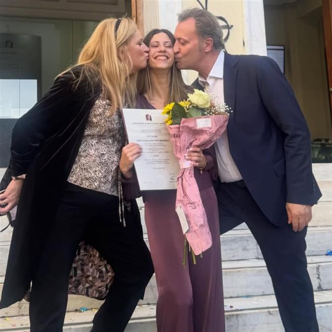 Περήφανος πατέρας ο Δημήτρης Οικονόμου: Στην ορκωμοσία της κόρης του, που αποφοίτησε με άριστα