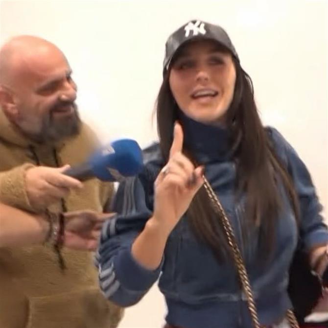 Ιουλία Καλλιμάνη: Η πρώτη on camera αντίδραση μετά το περιστατικό με τον θαμώνα στο νυχτερινό κέντρο που τραγουδούσε